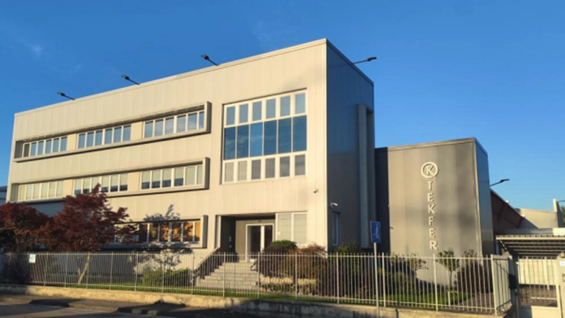 Sede esterna degli uffici Tekfer: edificio moderno e stabilimento industriale per tecnologie ferroviarie.
