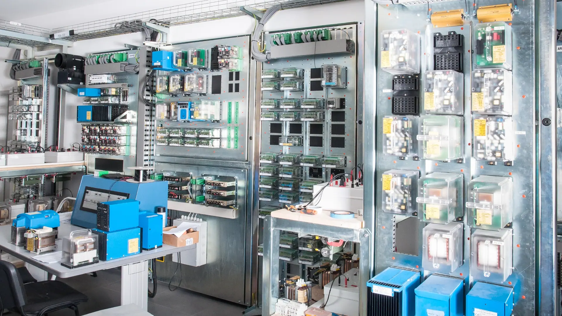 Laboratorio tecnico Tekfer con banchi di prova, strumentazione di misura e quadri elettrici per il collaudo di sistemi ferroviari.