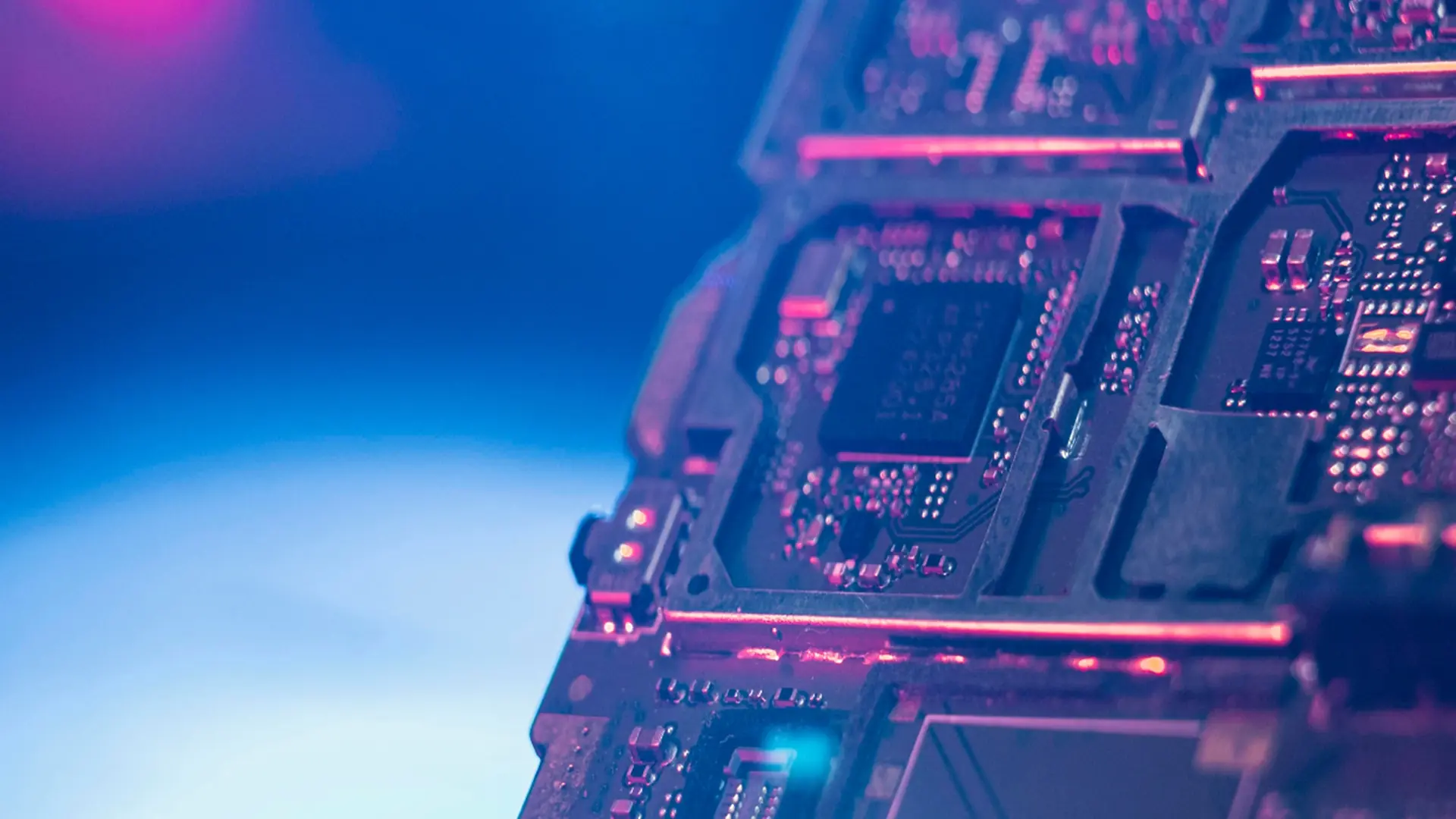 Dettaglio macro di un circuito stampato con microchip e componenti elettronici avanzati per sistemi ferroviari di sicurezza.