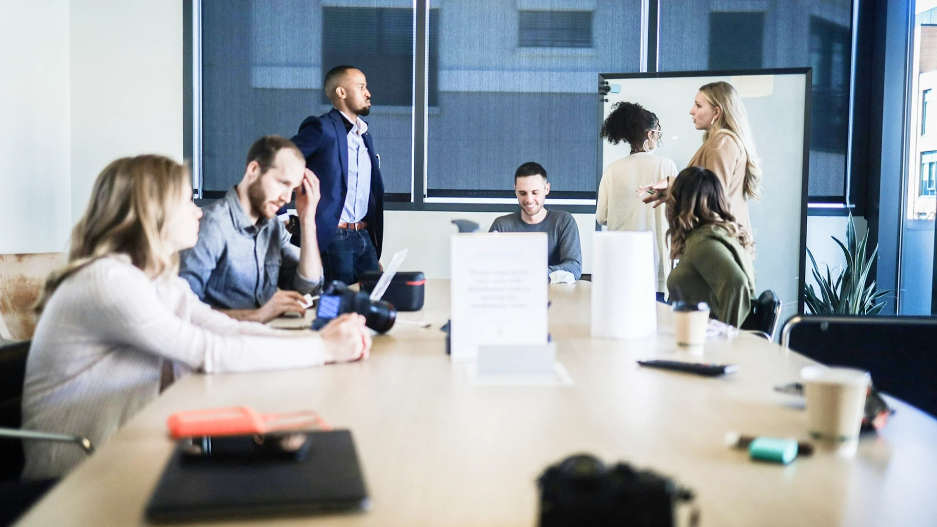 Team di professionisti impegnato in una sessione di lavoro collaborativo in ufficio.