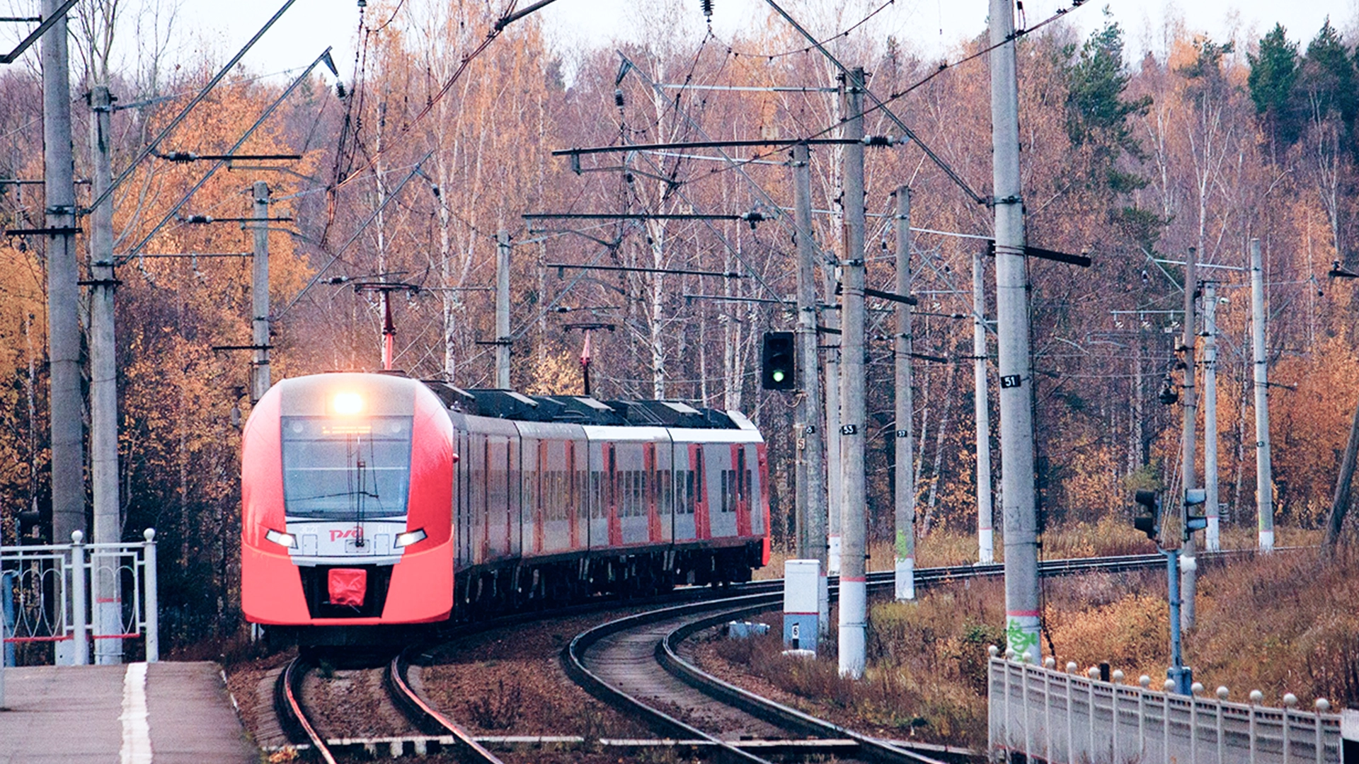 Treno in arrivo lungo la ferrovia