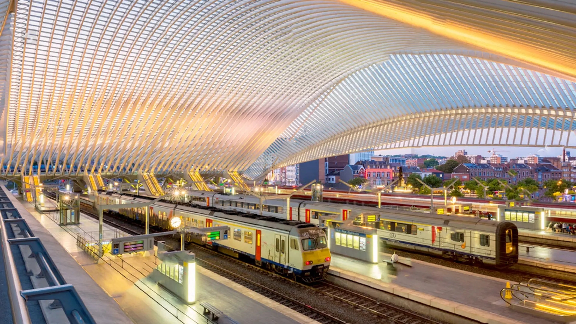 Treni in sosta in una moderna stazione ferroviaria con copertura architettonica di design
